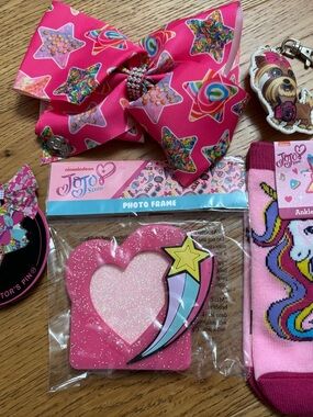JoJo Siwa Pink 5 peace set- Hair Bow Photo Frame Pin Socks Key chain